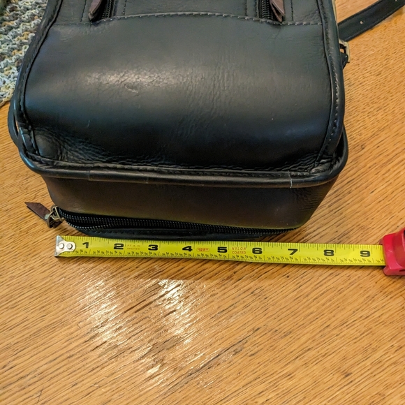 LAND Genuine Leather Cross Body handbag, organizer, lots of pockets - Picture 8 of 14